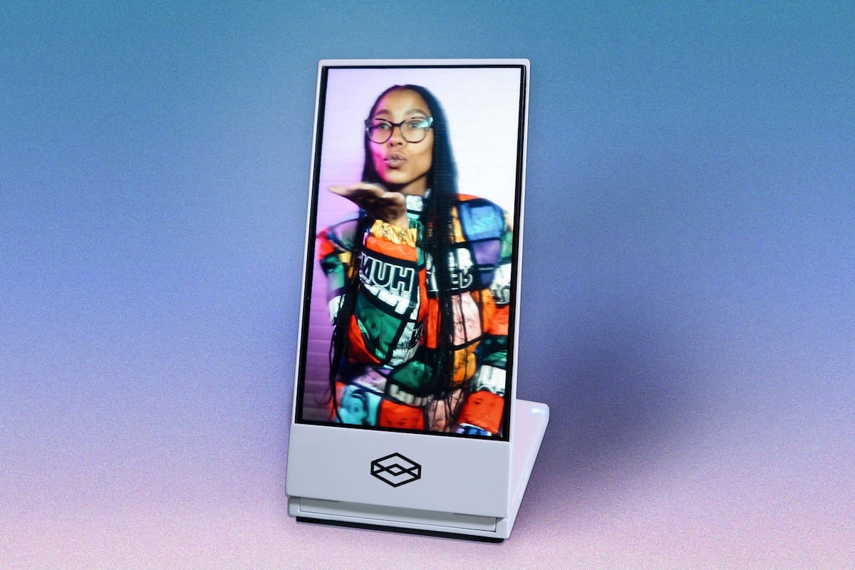 Looking Glass Go es un portarretrato que usa una pantalla especial, capaz de mostrar una imagen 3D y ofrecer una sensación de volumen y profundidad sin necesidad de usar anteojos