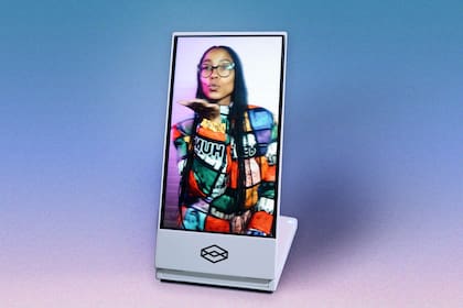 Looking Glass Go es un portarretrato que usa una pantalla especial, capaz de mostrar una imagen 3D y ofrecer una sensación de volumen y profundidad sin necesidad de usar anteojos