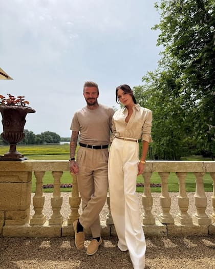 Looks combinados para David y Victoria durante su visita a la bodega Petrus, en Francia.