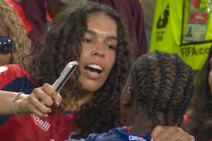 Metió el 2-2 para Cabo Verde y saltó a festejar a la tribuna con su novia
