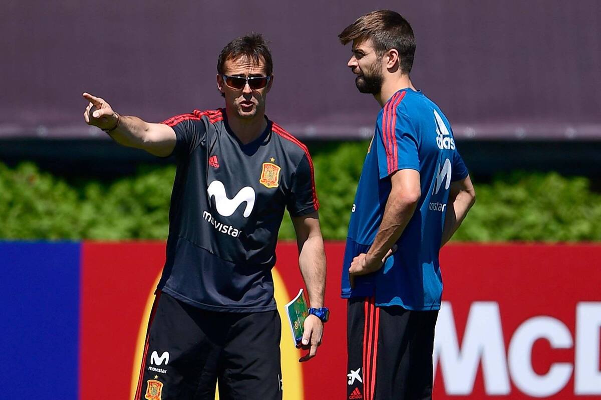 Lopetegui, ayer, junto a Piqué, durante el entrenamiento de la selección española