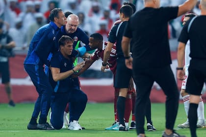 Lopetegui es asistido tras recibir el pelotazo en un despeje de uno de sus jugadores