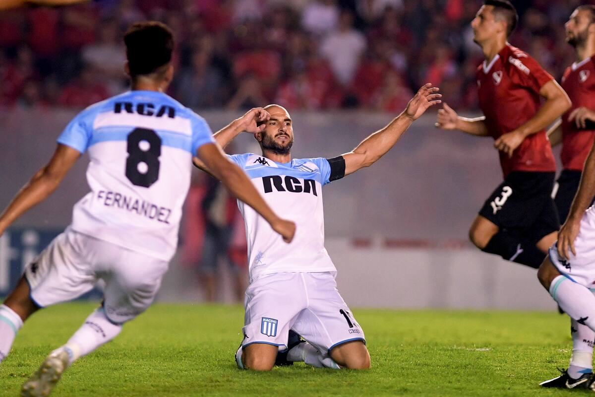 Lopez festeja su gol de penal para poner el segundo de Racing