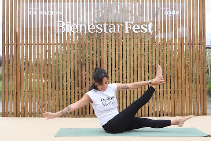 López Garrón lideró la clase de yoga de TheRose Method, entrenamiento ancestral