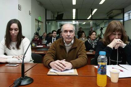 López habló con tono monocorde y solo respondió preguntas de su defensora