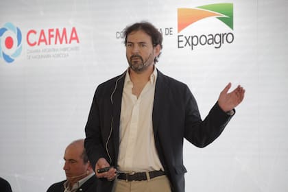 López Menéndez destacó que la mecanización, la intensificación mediante tecnología y el cuidado del suelo pueden transformar la productividad de una región con vastas áreas pendientes de utilizar para cultivar
