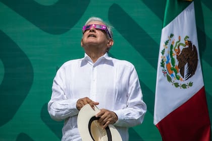 López Obrador con anteojos especiales para ver el eclipse