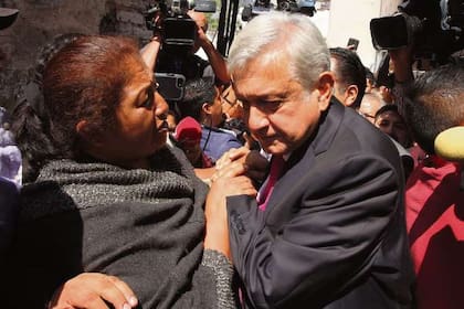 López Obrador saludó ayer a simpatizantes al llegar a un encuentro con legisladores