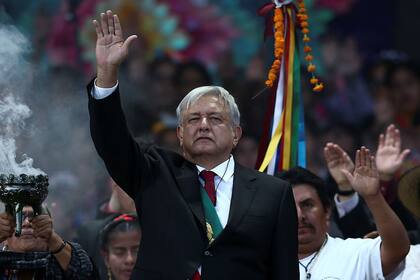 López Obrador se ha mostrado cercano con la ciudadanía y su primer viaje como presidente el domingo al estado de Veracruz fue en un vuelo comercial, mientras se inicia la venta del avión presidencial