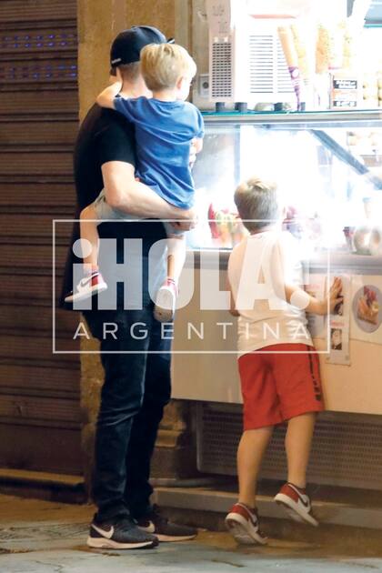 Mientras Elías descansa a upa de su papá, Noah elegía su gusto de helado