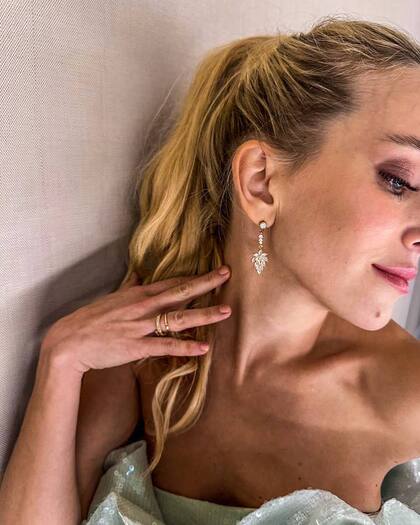 Lopilato complementó el look con unos aretes de brillantes y anillos y se recogió el cabello en una colita alta (Foto: Instagram @luisanalopilato)