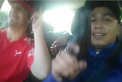 Loquillo, de rojo, maneja el vehículo y baila mientras que sus dos acompañantes muestran sus armas en cámara. Una imagen del video que se hizo viral en la última semana.