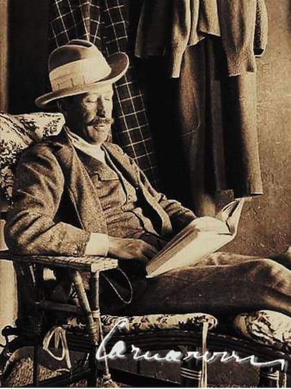 Lord Carnarvon en un momento de lectura