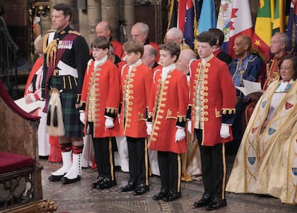 Lord Oliver Cholmondley, el príncipe George, Nicholas Barclay y Ralph Tollemache, los cuatro pajes del Rey.