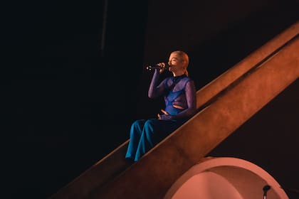Lorde, en la escalera que formó parte de su escenografía