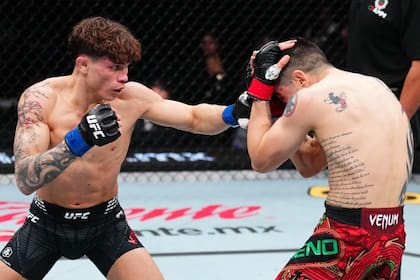Lore' en Kavanagh (izquierda) dio la nota en UFC Fight Night y le ganó a la estrella mexicana Brando Moreno (derecha)