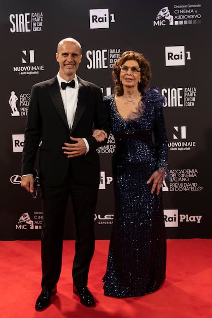 Loren, junto a su hijo, el director Edoardo Ponti, en la ceremonia de entrega del premio David Di Donatello 2021