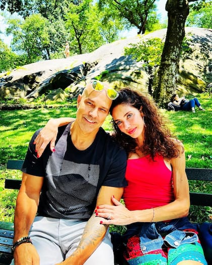Lorena dice que conocer a su marido, Vito, fue un antes y un después. "La gente piensa que podría haber tenido a cualquiera, tiene expectativas sobre una, pero nadie está interesado en saber quién sos, preguntarte cosas reales o qué querés. Dicen: es “modelo”. Te ponen como en una burbuja y eso es lo que una tiene que ser".
