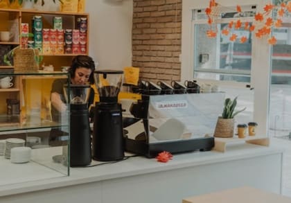 Lorena en su cafetería de España