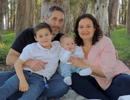 Lorena, Juan y sus dos hijos.