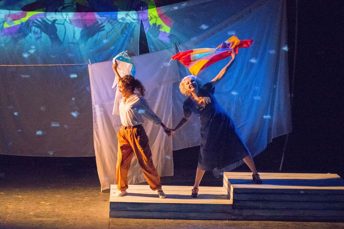 Lorena Lores y Ana María Cores, en una escena de Lejano resplandor de luna