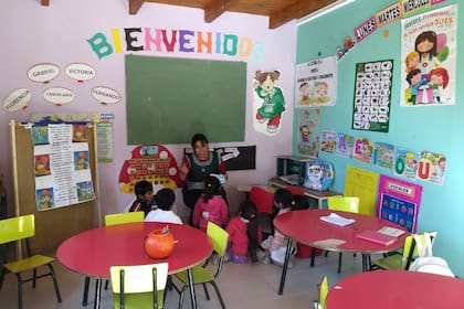Lorena se encarga de los alumnos de jardín, primero y segundo año. La escuela cuenta con una docente más y la directora, que tiene un grado a cargo