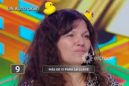 Lorena se presentó al programa con tres patitos amarillos en la cabeza; en la tribuna sus acompañantes también los llevaban (Foto: Captura de TV / eltrece)