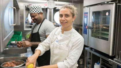 Lorenza y Walter cocinan para 36 personas de 20 países diferentes