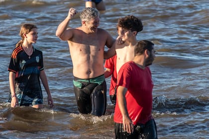 Lorenzo celebra al llegar a la costa argentina