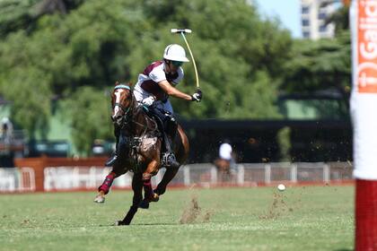 Lorenzo Chavanne ataca con un revés, a fondo en la cancha 2; el delantero quedó golpeado anímicamente por una lesión de un caballo.