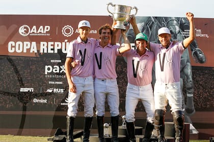 Lorenzo Chavanne, Tomás Ferrari, Santiago Laborde y Santiago Chavanne llevaron al club Cuatro Vientos a su segunda conquista de la República, en la cancha 2 de Palermo.