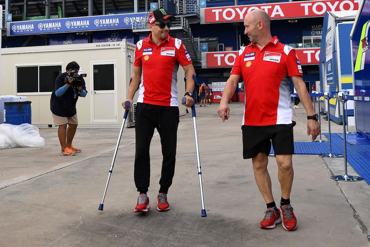 Lorenzo, en muletas, tras el accidente