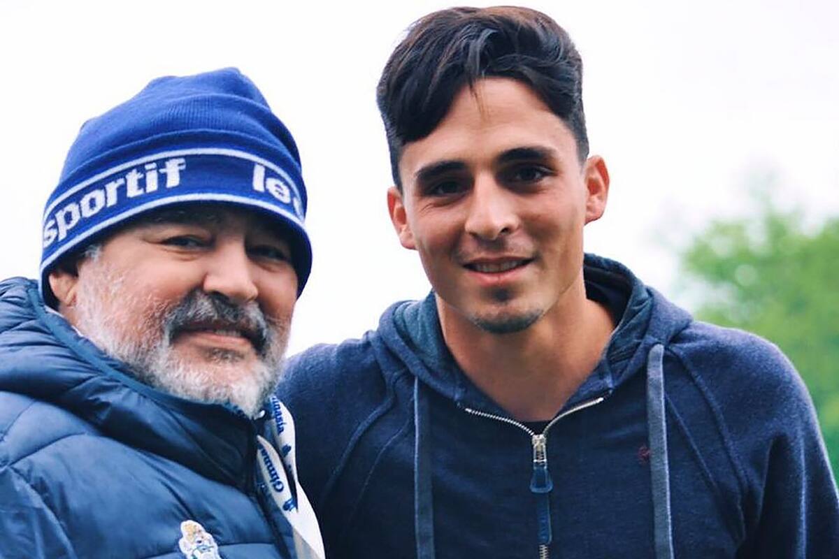 Lorenzo Faravelli, con Diego Maradona, en su paso por el Bosque; se destacó en Gimnasia y es hincha de Newell's, pero encontró su lugar en el mundo en Independiente del Valle