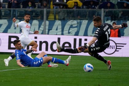 Lorenzo Insigne anota el segundo tanto del Napoli durante el partido de la Serie A italiana contra el Empoli, el domingo 24 de abril de 2022, en Empoli, Italia. (Marco Bucco/LaPresse vía AP)