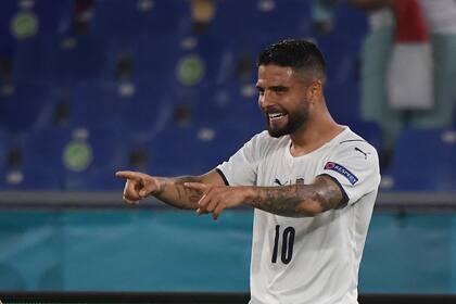 Lorenzo Insigne celebra tras anotar el tercer gol de Italia contra Turquía en el estadio olímpico de Roma, por la Eurocopa.
