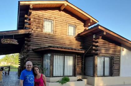 Lorenzo junto a su cabaña y su amor, en las sierras cordobesas.
