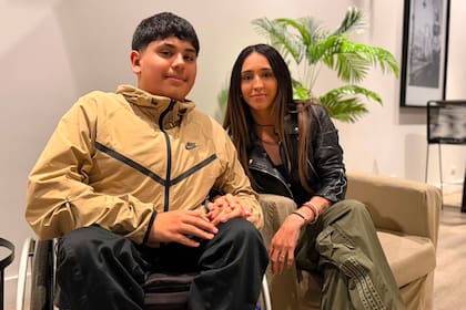 Lorenzo junto a su mamá, Paula, quien acompañó cada etapa del camino hasta llegar al diagnóstico y acceder al tratamiento