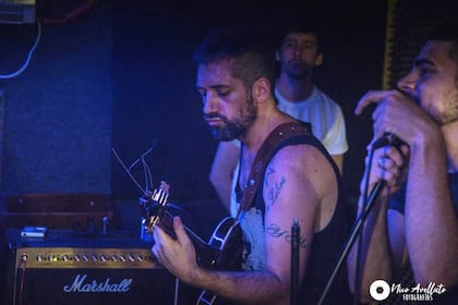 Lorenzo King, tocando junto a su banda; tenía 37 años, una hija y, además de músico, era chef
