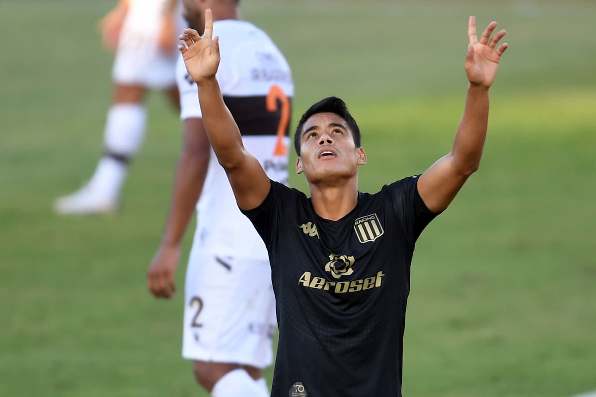 Lorenzo Melgarejo celebra su gol, el primero de Racing ante Platense.