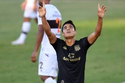 Lorenzo Melgarejo celebra su gol, el primero de Racing ante Platense.