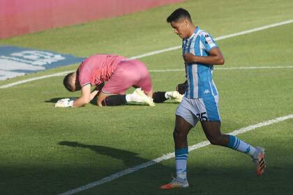 Lorenzo Melgarejo, de Racing Club, convierte uno de sus dos goles frente a Godoy Cruz.
