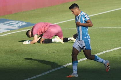 Lorenzo Melgarejo, de Racing, convierte uno de sus tres goles frente a Godoy Cruz.