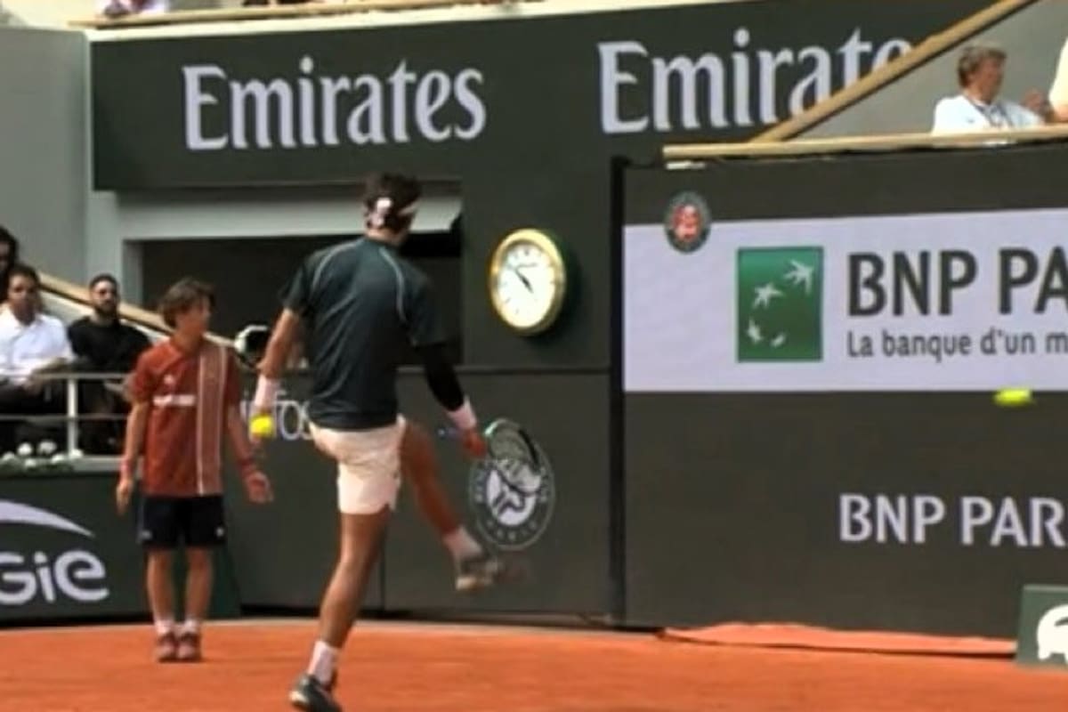 Lorenzo Musetti patea una pelota que golpeará a una jueza de línea en Roland Garros; el italiano fue solamente advertido, terminó venciendo al estadounidense Frances Tiafoe y pasó a una semifinal.