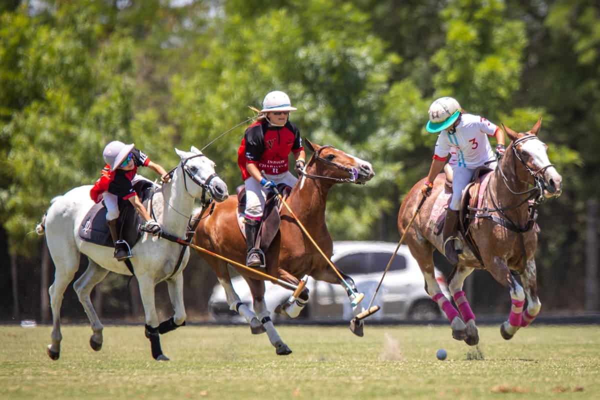 Lorenzo Nero (hijo de Juan Martín), Luján Heguy (hija de Eduardo) y Afrika Garrahan (hija de Martín), en plena acción en el predio de Pilar de la Asociación Argentina de Polo.