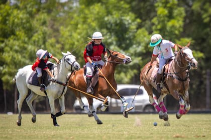 Lorenzo Nero (hijo de Juan Martín), Luján Heguy (hija de Eduardo) y Afrika Garrahan (hija de Martín), en plena acción en el predio de Pilar de la Asociación Argentina de Polo.