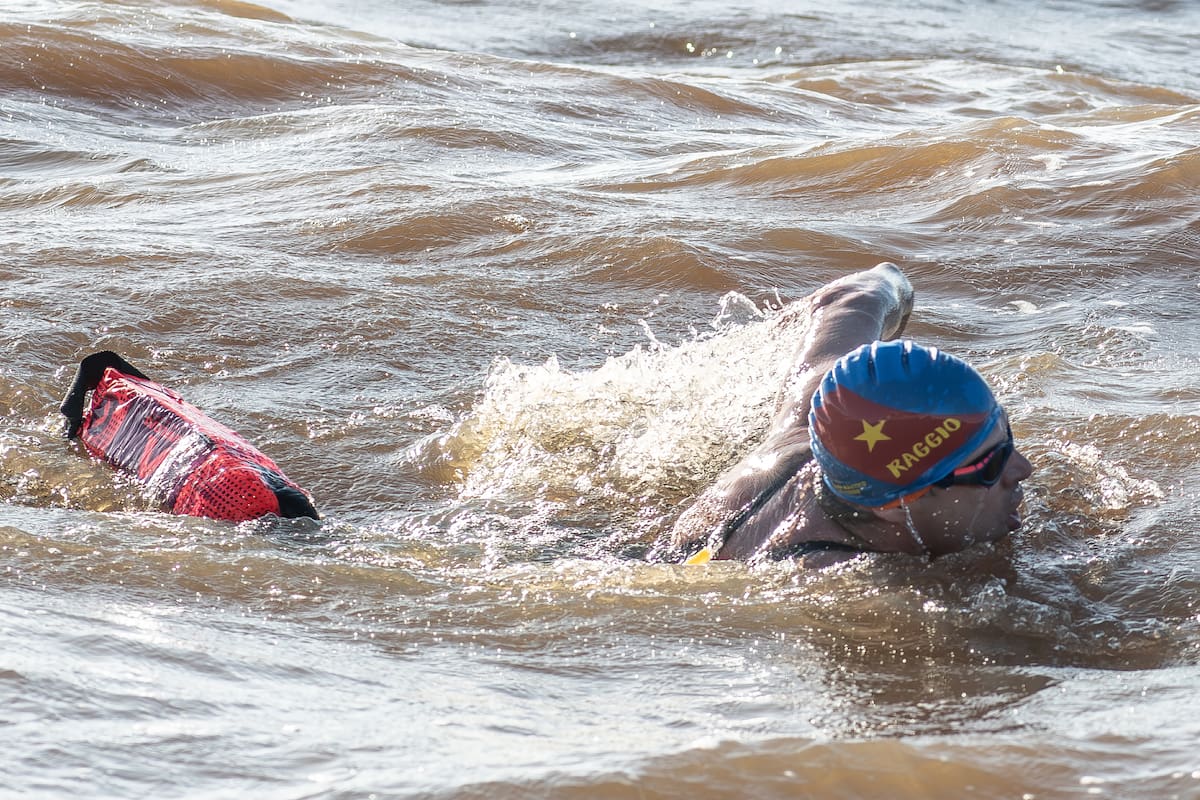 Lorenzo Raggio, el economista e inmobiliario que cruzó a nado el Río de la Plata en diciembre pasado, a los 100 años del primer cruce
