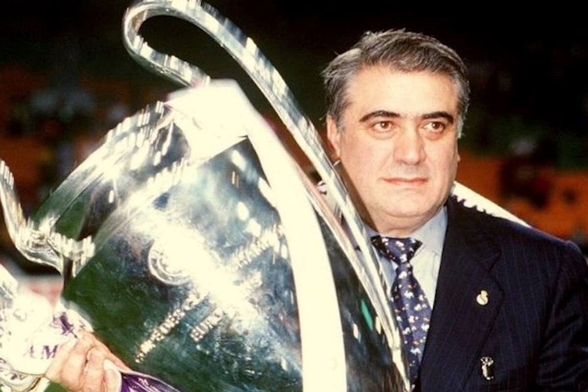 Lorenzo Sanz y la "Orejona", la copa que durante su gestión de cinco años volvió a la Casa Blanca luego de más de tres décadas.