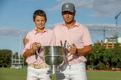 Lorenzo y Santiago Chavanne con la Copa República Argentina: inolvidable
Rodrigo Nespolo/La Nacion
