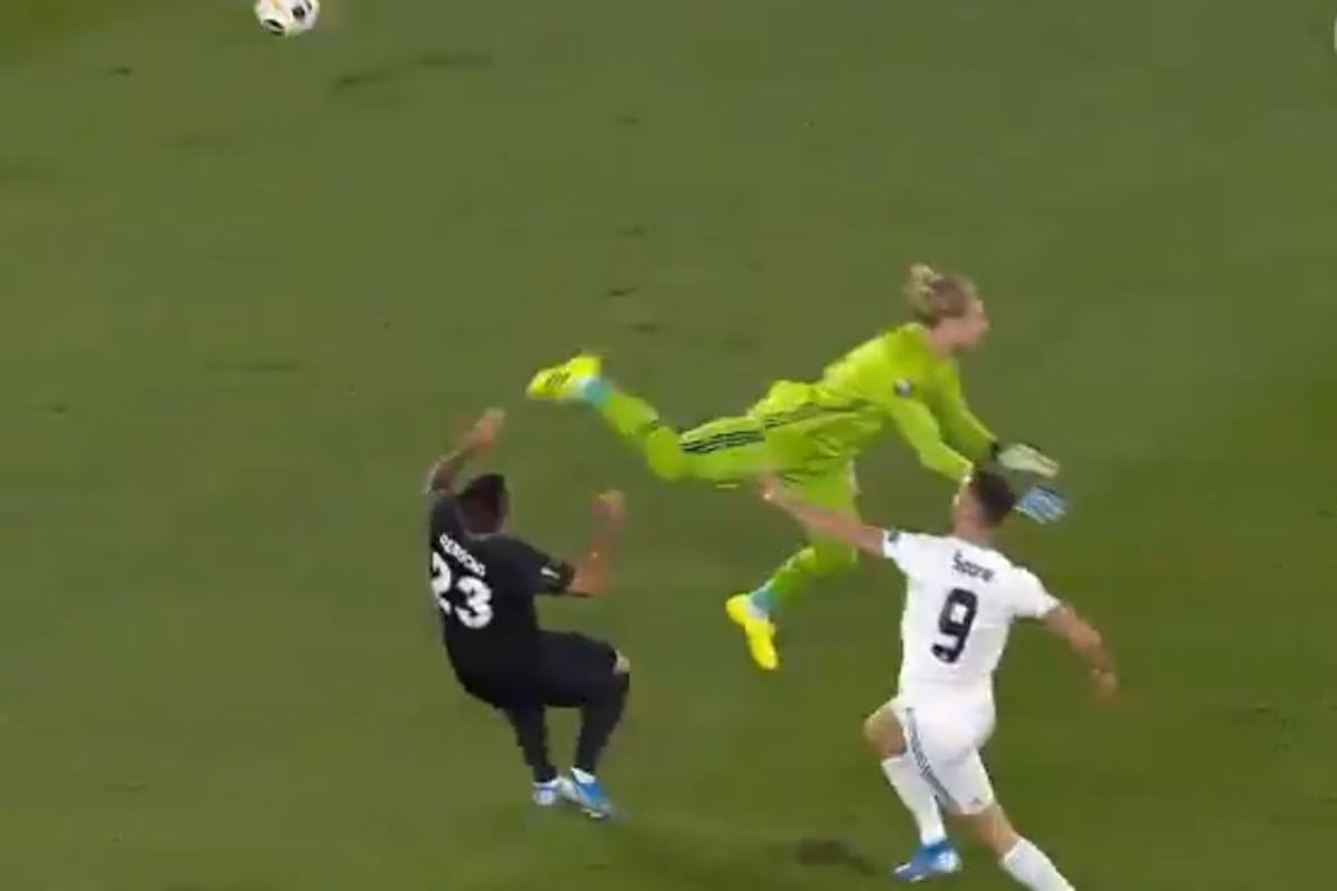 Loris Karius le erró a la pelota, chocó a un defensor y Sporar no los perdonó; fue el 1-0 de Slovan Bratislava sobre Besiktas
