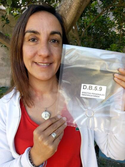 Lorna Márquez recibió un anillo, que resultó ser la alianza de matrimonio de su tío Rubén